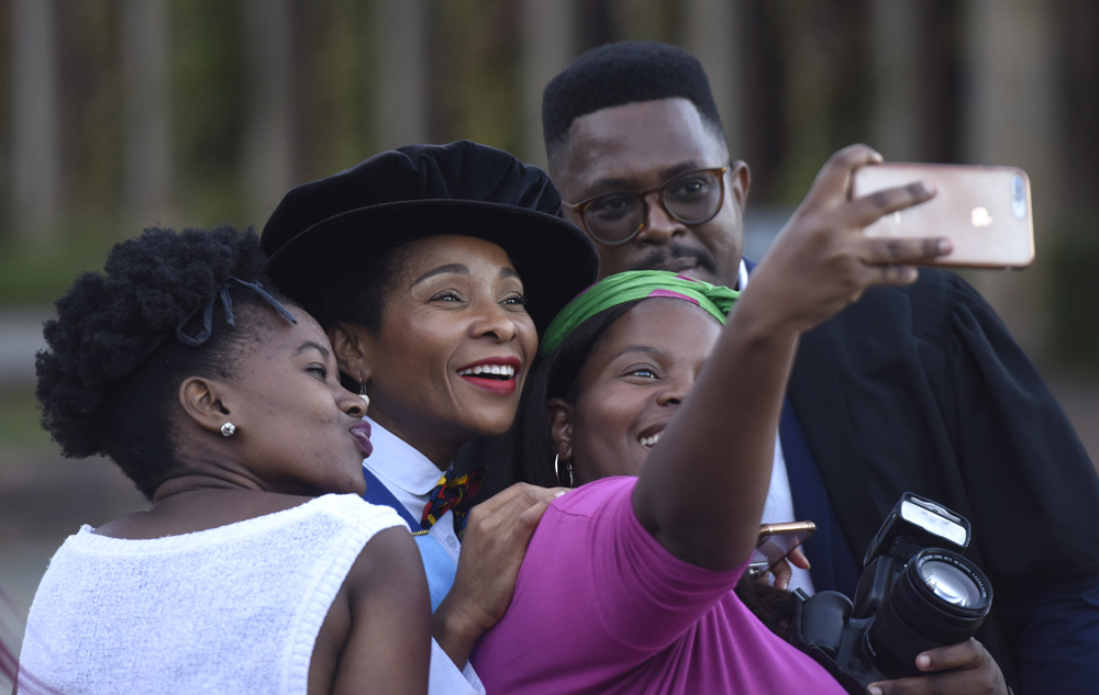 There were many special moments at the opening graduation of UCT’s bumper 14-ceremony season. Last night, 10 April, was the turn of humanities graduands in the first of five humanities ceremonies.